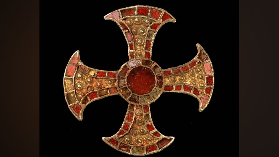7th Century gold and garnet cross, Trumpington dig