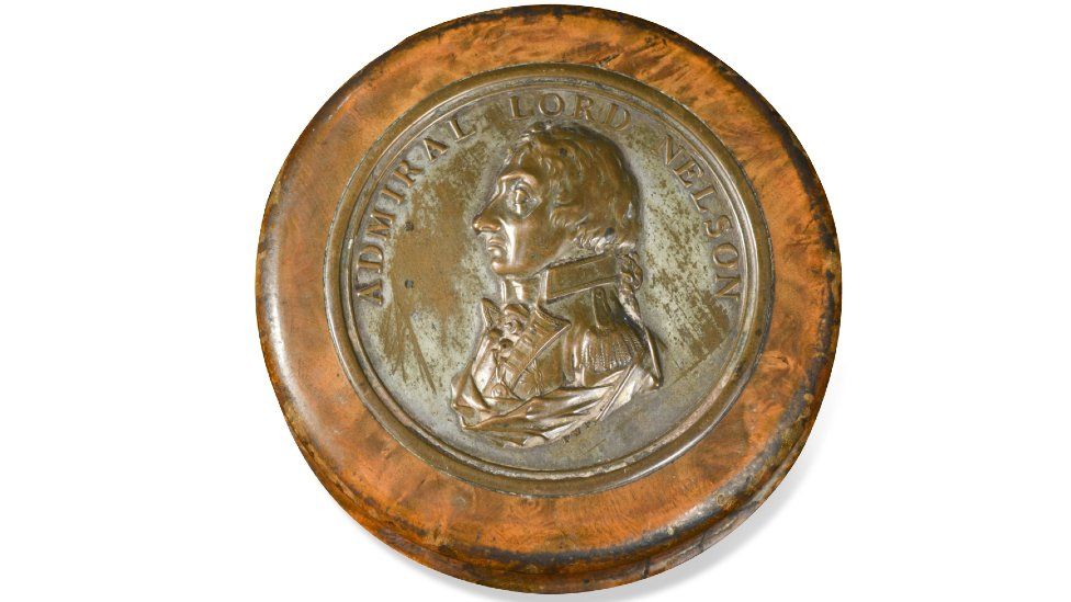 A memorial snuff box, inset with a silvered metal portrait medallion of Nelson